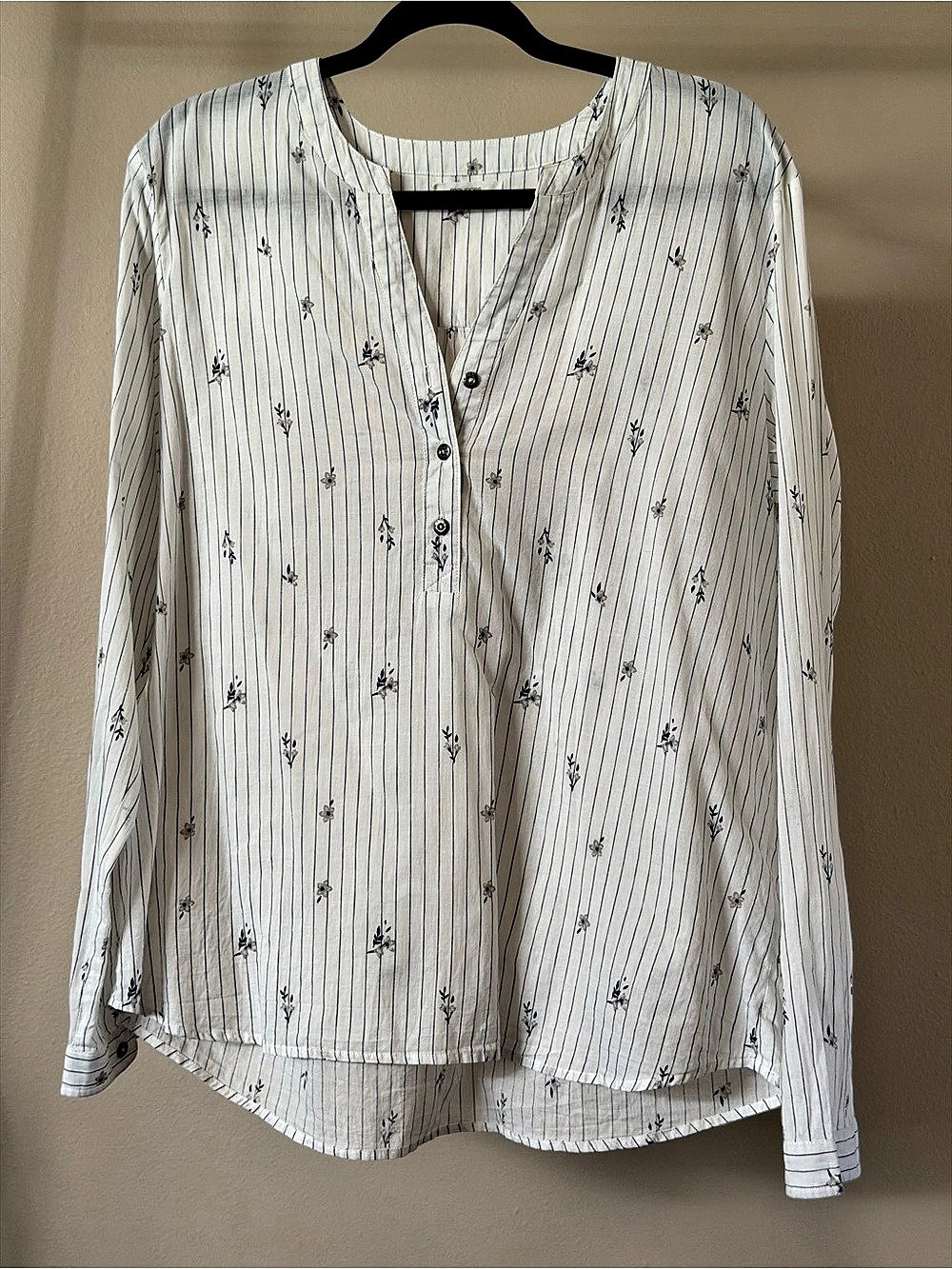 Maurices 100% Cotton Striped Long Sleeve Blouse in White & Blue Like New